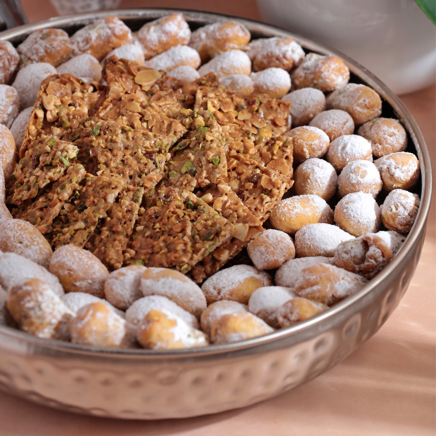 تشكيلة دملوج وكراكرز مع صينية أنيقة