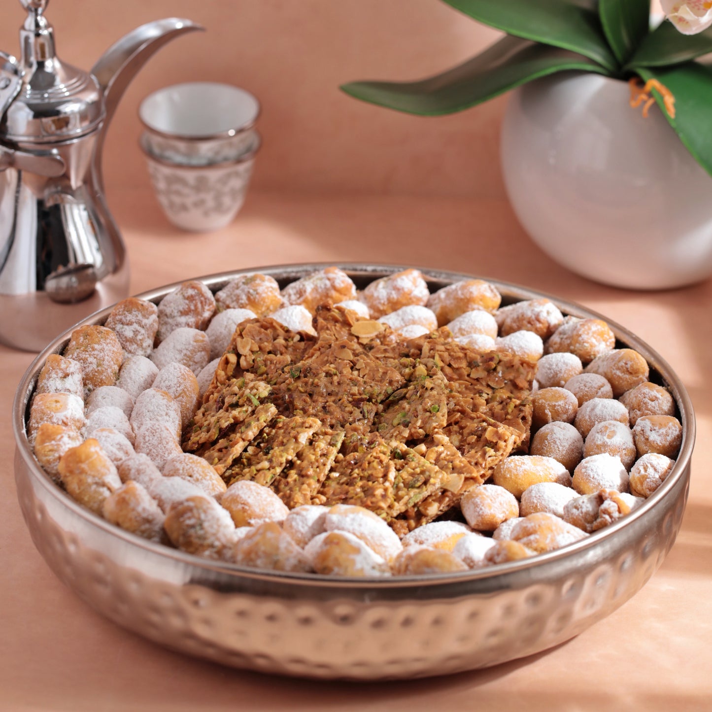 تشكيلة دملوج وكراكرز مع صينية أنيقة