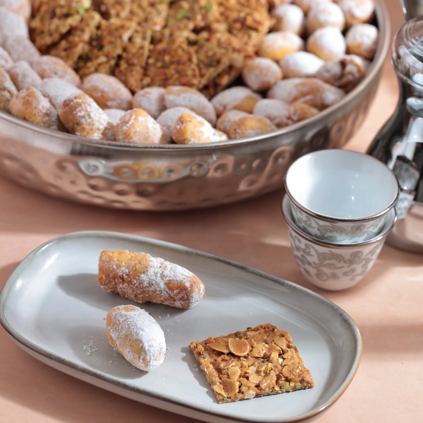 تشكيلة دملوج وكراكرز مع صينية أنيقة